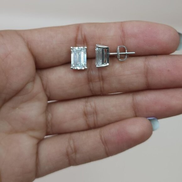 18Kt Gold 4 Ct Emerald Cut Lab Grown Diamond Studs Earrings - Picture 5 of 5